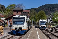 Im Achertal  Im frühlingshaften Endbahnhof Ottenhöfen der Achertalbahn (Achern – Ottenhöfen) stehen am 18. April 2022 die SWEG-Triebwagen VT 520, VT 524 und VT 525 (verdeckt) bereit. Alle drei Triebwagen gehören der ersten Lieferung von Triebwagen dieses Typs an, die 1998 von der Ortenau-S-Bahn geliefert wurden und seit 2014 zum SWEG-Fuhrpark zählen. Sie sind an dem markanten Lufteinlass auf der Stirnfront und dem im Dachbereich angeordneten dritten Spitzenlicht zu erkennen – der Vergleich mit dem vorangegangenen Bild bietet sich an.