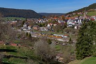 Baiersbronn  Baiersbronn wirbt mit dem Slogan »Mehr Schwarzwald gibt's nirgends!«. Da darf man gerne auch anderer Meinung sein, aber der für seine Kulinarik bekannte Ort gehört sicherlich zu den Top-Adressen der Schwarzwaldtouristik. Die Murgtalbahn von Rastatt nach Freudenstadt bedient Baiersbronn bestens mit den Stadtbahn-Triebwagen der AVG, die wir bereits von den vorangegangenen Bildern kennen. Eine Doppeleinheit verlässt hier am 18. April 2022 den Bahnhof in Richtung Freudenstadt.