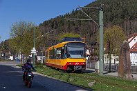 Systemwechsel im Enztal  Die DB-Strecke Pforzheim – Bad Wildbad wurde im Jahr 2003 um 680 Meter bis zum Wildbader Kurpark verlängert. Auf dem Bild hat AVG-Triebwagen 851 soeben den links im Hintergrund liegenden Bahnhof verlassen und rollt nun über Rasengleis entlang über die letzten Meter durch den Stadtkern bis zum Endpunkt. Wegen der beengten Platzverhältnisse wurde dieser Streckenabschnitt nur nach BOStrab zugelassen und ist als besonderes Kuriosum auf diesem kurzen Stück mit 750 Volt Gleichstrom elektrifiziert. Die übrige nicht ganz 20 Kilometer lange Strecke ist mit dem 15 kV-Wechselstrom der DB elektrifiziert. : AVG - Albtal-Verkehrs-Gesellschaft mbH, eb AVG 851, en 94 80 0450 851-1