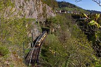 Stromschiene im Murgtal  Nördlich von Forbach-Gausbach wechseln sich mehrere Tunnel mit spektakulär trassierten Viadukten und Hanglagen oberhalb der Murg ab. Zwischen dem 95 Meter langen Rappentunnel und dem 355 Meter langen Stiehltunnel sind die Gleisbögen eng und die Tunneldurchfahrthöhen niedrig, so dass hier eine feste Deckenstromschiene für die elektrischen Züge installiert wurde. Am Abend des 20. April verlässt hier der AVG 921 den Tunnel in Richtung Rastatt.