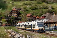 RegioShuttle im Renchtal  Die beiden SWEG-RegioShuttle VT 507 und VT 518, Baujahre 1997 und 1998, haben ihre besten Tage auch bereits hinter sich. Beide stehen am 22. April 2022 im Bahnhof von Bad Griesbach zur Rückfahrt über die Renchtalbahn nach Appenweier (bzw. Offenbach). Ab 2024 sollen auf dieser Strecke zweiteilige Batteriezüge des Siemens-Typs Mireo Plus B im Einsatz sein, von denen das Land Baden-Württemberg insgesamt 20 Exemplare bestellt hat. : 95 80 0650, SWEG - Südwestdeutsche Eisenbahn, eb SWEG VT 518, ef 36624 Adtranz Bln (1998), en 95 80 0650 580-3