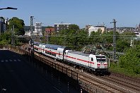 Wupperschiene  Rund zwanzig Minuten Verspätung hatte 146 560-8 am 14. Mai 2022 mit ihrem IC-2-Zug 1959 von Köln Hbf nach Leipzig Hbf bei der Ausfahrt aus dem Wuppertaler Hauptbahnhof, und da war der Zug noch keine Stunde unterwegs. Hinter der Lok sind die Anlagen der Wuppertaler Schwebebahn zu sehen. Nicht immer bekommt man die lichtgrauen Züge in einem solch sauberen Zustand auf die Speicherkarte. : a Deutschland, ao Wuppertal, ao Wuppertal-Elberfeld, eb DB 146 560-8, en 91 80 6146 560-8