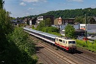 111 im TEE-Look  Im Stadtgebiet von Wuppertal gibt es einige nette Möglichkeiten, um die Eisenbahn in urbanem Umfeld aufzunehmen. Bei Wuppertal-Barmen zieht die 111 212-7 von DB Gebrauchtzug eine Zuggarnitur von TRI Richtung Hagen. Die Lok wurde erst nach ihrem Ausscheiden aus dem Planbetrieb mit dieser rot-elfenbeinfarbenen Farbgebung versehen. Mich persönlich begeistert dieser Lack mit der zusätzlichen Frontzierlinie, der ihr besser steht als der frühere blau-beige Anstrich mit vergleichsweise einfallsloser Farbaufteilung (14. Mai 2022). : 91 80 6111, a Deutschland, ao Wuppertal, ao Wuppertal-Barmen, eb DB 111 212-7, en 91 80 6111 212-7