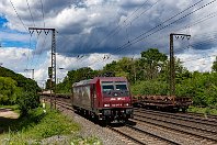 Jim Knopf am Kaiserberg  Die 2006 von Bombardier in Kassel gebaute 482 047-8 wurde ursprünglich für SBB Cargo gebaut, dann aber 2020 an das schweizerische Unternehmen International Rolling Stock Investment AG veräußert. Das Unternehmen vermietete die Lok daraufhin für über zwei Jahre an die Hersbrucker Internationale Gesellschaft für Eisenbahnverkehr IGE GmbH & Co. KG, die die Maschine mit übergroßer »Jim Knopf«-Werbung versah. Leider ist von den Seitenflächen nicht viel zu sehen, als die Lok am 25. Mai 2022 am Duisburger Kaiserberg Richtung Süden rollte. : IGE - Internationale Gesellschaft für Eisenbahnverkehr GmbH & Co. KG, a Deutschland, ao Duisburg, ao Duisburg-Duissern, eb IGE 482 047-8, ef 34116 Bomb Ksl (2006), en 91 85 4482 047-8