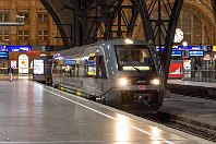 Der Geithainer  23.30 Uhr im Leipziger Hauptbahnhof: Der »Walfisch« 641 035-1 steht bereits am Bahnsteig bereit, um um 0.12 Uhr des nächsten Tages als RB 16661 über Bad Lausick bis nach Geithain zu fahren. Die markanten zweimotorigen Dieseltriebwagen wurden 2001 von Alstom LHB gebaut und ursprünglich in Frankreich entwickelt. Auch bei der SNCF sind Triebwagen dieses Typs im Einsatz. Die grau-schwarze Lackierung ist eine Vorgabe des Aufgabenträgers, des Zweckverbands für den Nahverkehrsraum Leipzig. Auch die S-Bahnen und weitere Regionalzüge tragen diese Farbe (12. Juni 2022). : eb DB 641 035-1, en 95 80 0641 035-0