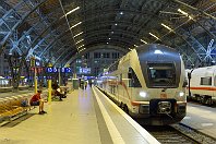 KISS  Die doppelstöckigen vierteiligen Elektrotriebzüge der Baureihe 4110 (Typ Stadler KISS) verbinden sechsmal in der Woche im Nachtsprung die Ostsee (Rostock) über Berlin und Leipzig mit Wien, wo die Züge gewartet werden. Die Züge wurden ursprünglich von der österreichischen Westbahn beschafft, aber 2019 an DB Fernverkehr verkauft und anschließend in den aktuellen ICE-Farben lackiert. Die Züge sind vor allem zwischen Dresden und Berlin, aber auch zwischen Stuttgart und Zürich im Einsatz. 4110 113 wartet hier im nächtlichen Leipziger Hauptbahnhof als IC 17 auf die Abfahrt (13. Juni 2022).