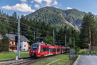 Betriebsruhe rund um Garmisch  Ein Familienurlaub im Werdenfelser Land stand – jedenfalls in Bezug auf Eisenbahnfotos – unter keinem guten Stern: Wegen des tragischen Zugunglücks von Burgrain am 3. Juni 2022, aber auch wegen planmäßiger Bauarbeiten auf der Außerfern- und der Mittenwaldbahn, fand südlich von Oberau auf DB-Gleisen monatelang kaum eine Zugbewegung statt. Hinzu kam der G7-Gipfel bei Garmisch, der allen öffentlichen (Rest-) Verkehr zum Erliegen brachte. Immerhin pendelte am 3. Juli 2022 noch der 2442 212 als SBA 5426 (Innsbruck Hbf - Mittenwald) auf dem österreichischen Streckenteil, doch auch damit sollte am kommenden Tag wegen Bauarbeiten Schluss sein. Hier rollt der Zug in den Bahnhof Scharnitz ein. : a Österreich, ao Scharnitz Bf, eb DB 2442 712, ef 26185 Bombardier Hnd (2013), en 94 80 2442 712-2, ez 5426 (SBA) Innsbruck Hbf - Garmisch-Partenkirchen