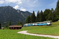Die Zugspitzbahn fährt!  In Garmisch-Partenkirchen waren die Gleise am 4. Juli 2022 verwaist, auch auf der Mittenwald- und Karwendelbahn fuhr nun nichts mehr. Lange Schlangen an Autobussen versuchten den Schülerverkehr einigermaßen aufrecht zu erhalten. Lediglich die Zugspitzbahn blieb sich treu und pendelte weiter munter zwischen Garmisch-Partenkirchen, Grainau und dem namensgebenden Berg. Auf dem Talstreckenabschnitt zwischen Garmisch und Grainau war dabei auch das 9-Euro-Ticket gültig. Bei Breitenau surrt der Triebwagen 309 mit den beiden Steuerwagen 211 und 213 auf den Kreuzeck-Bahnhof zu. : BZB - Bayrische Zugspitzbahn, a Deutschland, ao Garmisch-Partenkirchen-Breitenau, eb BZB ES 213