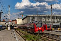 Städtetour nach München  Mit der Bahn unternahmen wir eine kleine Städtetour nach München und machen ein paar Besichtigungen. Im Abendlicht stand die abfahrbereite RB 59463 (München - Garmisch-Partenkirchen) im Hauptbahnhof, an der Zugspitze der Endwagen 2442 232. Rechts im Bild schaut auf dem Foto noch der 612 011 hervor, der die Reise nach Lindau an den Bodensee antreten wird. Unser Zug hingegen fuhr wegen der bereits genannten Streckensperrungen nur bis Oberau (5. Juli 2022). : a Deutschland, ao München-Ludwigsvorstadt, eb DB 2442 232, eib MH - München Hbf, en 94 80 2442 232-1, ez 59463 (RB) MH-MGAP