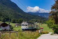 Noch einmal die Zugspitzbahn  Wir kommen zum Ende mit unserer Bilderreihe von der Zugspitzbahn: Am Morgen des 11. Juli 2022 erreicht hier Triebwagen 309 mit den beiden Steuerwagen 211 und 213 den Kreuzeck/Alpspitzbahnhof in Grainau-Hammersbach. Die markante Bergspitze in der Wolke dürfte der 2340 Meter hohe Daniel sein, der bereits auf österreichischem Gebiet liegt. : a Deutschland, ao Grainau, ao Grainau-Hammersbach, eb BZB ET 309