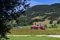 Bonsai-Talent im Ammertal  Die zweiteiligen Talent-Triebzüge bilden die absolute Ausnahme: Nur elf dieser sechsachsigen Züge hat DB Regio beschafft, davon drei für die Strecke Murnau – Oberammergau im Werdenfelser Land. Auf dieser traditionsreichen Bahnstrecke, die bis Anfang der 1980er-Jahre noch von den legendären E 69 befahren wurde, konnte man 2022 froh sein, überhaupt Zugverkehr zu erleben, denn regelmäßig wurde auf den Schienenersatzverkehr (oder kurz: Bus) verwiesen. Da hatten wir am 12. Juli 2022 Glück, als 442 010 als RB 59575 bei Unterammergau surrte. : 94 80 0442 (Talent II), a Deutschland, ao Unterammergau-Kappel, eb DB 442 010, ef 26140 Bombardier Hnd (2012), en 94 80 0442 010-5, es 5451 Murnau - Oberammergau, es 5451 km 18-8, ez 59575 (RB) MMU-MOA