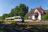 Talent-Fahrt in Ostwestfalen-Lippe  Der Vorgänger der elektrischen Talent-Züge, von denen wir ein Exemplar auf dem vorangegangenen Bild sahen, sind die noch von Talbot entwickelten Diesel-Talent. Mit diesen Zügen pendelt das Unternehmen Eurobahn unter anderem auf der ostwestfälischen Strecke Bielefeld – Lage – Lemgo. Am 24. Juli 2022 passiert hier der Triebzug VT 2.02 den wunderschönen Bahnhof Bielefeld Ost, zu dem ich eine ganz besondere Beziehung habe. : a Deutschland, ao Bielefeld-Mitte, eb eurobahn VT 2.02c, ei Bahnhofs-/Empfangsgebäude, eib EBIO - Bf Bielefeld Ost, en 95 80 0643 602-5