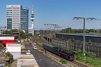 Überführung der 01 1075  Die legendären Pacific-Lokomotiven der Baureihe 01.10 haben in den Herzen vieler Eisenbahnfans einen ganz besonderen Platz. Gleich mehrere dieser Schnellzugloks sind erhalten, davon auch einige betriebsfähig. Die 01 1075 wird in den Niederlanden gepflegt. Für eine große Sonderfahrt von Mönchengladbach nach Amsterdam wird die Maschine am 12. August 2022 an ihren Einsatzort überführt und dampft dabei bei hochsommerlichen Temperaturen an der Gleishalle des Duisburger Hauptbahnhofs entlang. : SSN - Stoom Stichting Nederland, a Deutschland, ao Duisburg, ao Duisburg-Dellviertel, eb DRB 01 1075 / DB "011" 075-9, eb SSN 01 1075, ef 11331 BMAG (1940), eib EDG - Hbf Duisburg, en 90 84 0011 075-9, es 2320 km 4-6