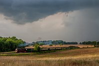 Wolkenbruch  Düster hängt der Himmel über Putbus auf der Insel Rügen, wo sich die Sommerschüle gleich in einem reinigenden Gewitter entlädt. Der »Rasende Roland« verbindet auch heute noch die Badeorte Binz, Sellin und Göhren mit Putbus, als letztes Überbleibsel eines einst ausgedehnten 750 mm-Schmalspurnetzes auf Deutschlands größter Insel. Und immer noch wird mit Dampf gefahren, so wie hier mit der 1953 gebauten Lok 99 782 (20. August 2004). : LKM, R, RüKB / RüBB - Rügensche Kleinbahn, RüKB 99 782, a Aufnahmeort, a Deutschland, e Eisenbahn, eb Eigentümer- / Betreiberbezeichnung, ef 32023 LKM (1953), ef Hersteller