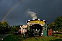 Betriebsschluss  Feierabendstimmung bei der Märkischen Museumseisenbahn im sauerländischen Herscheid-Hüinghausen: Die 1957 von Krupp gebaute Diesellok 10 »Zukunft« rückt kurz vor einem kräftigen Regenschauer in den Lokschuppen ein. Für den Regenbogen haben die Eisenbahner gerade keinen Blick übrig und bleiben in ihr Gespräch vertieft (2. Oktober 2005). : M, MME - Märkische Museums-Eisenbahn, MME V 10 "Zukunft", P, Plettenberg-Hüinghausen, a Aufnahmeort, a Deutschland, e Eisenbahn, eb Eigentümer- / Betreiberbezeichnung