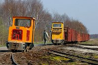 Auf dem Feld und im Moor  Rund um Vechta gibt es auch heute noch einige Torfbahnen, die die Moore mit einem sich ständig verändernden Streckennetz erschließen. Das größte Torfwerk im Goldenstedter Moor ist das von Johann Böske. Die Lokomotiven stammen dabei ausnahmslos aus dem benachbarten Diepholz. Hier sehen wir die Schöma-Loks 4525 (Baujahr 1982, vorne) und die vergleichweise moderne Lok 5598 (Baujahr 1998) nahe des Böske-Werkes (28. März 2007). : a Aufnahmeort, a Deutschland