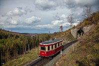 Am Thumkuhlenkopf  Und es geht noch eine Nummer kleiner: Auf dem Netz der Harzer Schmalspurbahnen ist der 1933 gebaute Triebwagen 1 der ehemaligen Gernroder-Harzgeroder Eisenbahn bei Ausflugsfahrten aktiv. Die HSB arbeitete das Fahrzeug im Zustand der 1970er-Jahre auf, so dass der Wagen heute die Nummer 187 001 trägt. Hier verlässt er gerade den 58 Meter langen Thumkuhlenkopftunnel, wo sich auf einer Höhe von exakt 400 Metern über NN ein schöner Fernblick auf die Harzhöhen bietet (21. April 2012). : 6-7-9 D V-Triebwagen, D, DB / DRB / DR, DR 187, DR 187 001, DR VT 133, DR VT 133 522, Dessau, Dessau 3046, Drängetal, Eisenbahn-Infrastruktur, G, GHE - Gernrode-Harzgeroder Eisenbahn, GHE T 1, H, HSB - Harzer Schmalspurbahnen, HSB 187 001, Thumkuhlenkopftunnel, Tunnel, a Aufnahmeort, a Deutschland, e Eisenbahn, eb Eigentümer- / Betreiberbezeichnung, ef Hersteller