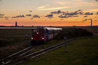 Nordseedämmerung  Wangerooge darf natürlich in dieser Bildergalerie nicht fehlen... seit 1984 beschäftige ich mich intensiv mit der Geschichte der Inselbahn, und auch von meinem 1999 erschienenen Buch der Bahn wird es bald eine neue Auflage geben. Am Abend des 27. September 2013 holt 399 108 einen Personenzug mit den letzten Fährfahrgasten vom Anleger in den Inselort. : 2-3 D V- und Kleinloks, 399 (DB 329 / DR 199), DB / DRB / DR, DB 399 108, FNr 5600 Schöma, Schöma, W, Wangerooge, a Aufnahmeort, a Deutschland, e Eisenbahn, eb Eigentümer- / Betreiberbezeichnung, ef Hersteller