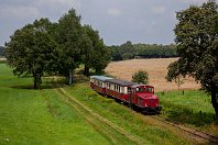 Bundesbahndiesel  Eine meiner Lieblingsmaschinen beim Deutschen Eisenbahn-Verein ist die ehemalige Bundesbahn-Diesellok V 29 952, die unter der Nummer V 29 auch in Bruchhausen-Vilsen wieder aktiv ist. Die rot-beige Wagengarnitur hat zwar kein konkretes „Vorbild“, wirkt aber hinter der 1952 gebauten Diesellok nicht schlecht. Den Fotopunkt bei Heiligenberg haben wir hier bereits mit dem Wismarer Schienenbus gesehen, doch aus luftiger Höhe wirkt die Szenerie auch nicht schlecht (3. August 2014). : B, D, DEV - Deutscher Eisenbahn-Verein Bru-Vi, DEV V 29, FNr 11464 Jung, Jung, Schmalspur, a Aufnahmeort, a Deutschland, ao Bruchhausen-Vilsen-Heiligenberg, e Eisenbahn, eb Eigentümer- / Betreiberbezeichnung, ef Hersteller