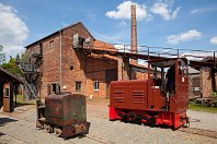 Feldbahntag in der Ziegelei  Im LWL-Industriemuseum im lippischen Lage ist nicht nur eine sehr sehenswerte Ziegeleianlage erhalten, sondern hat auch eine bemerkenswerte Feldbahnanlage, die an manchen Öffnungstagen die Museumsbesucher durch das Gelände schaukelt. Der Größenunterschied zwischen der LKM-Ns2f von 1954 und der 1939 gebauten Diema-Lok ist beachtlich (21. Mai 2017). : DIEMA, L, LKM, P, Privat, a - Aufnahmeort, a Deutschland, ao Lage (Lippe)-Sylbach LWL-Ziegeleimuseum, e - Eisenbahn, eb - Eigentümer- / Betreiberbezeichnung, eb LWL "Lissy", eb Privat Ns2f 248497, ef - Hersteller, ef 248497 LKM (1954), ef 952 Diema (1939)