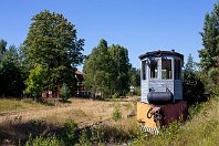 Schwedischer Dornröschenschlaf  Von dem einst umfangreichen 891mm-spurigen und denkmalgeschützten Schmalspurnetz im schwedischen Småland ist seit der Stillegung 1986 nur noch ein fragmentarischer Rest vorhanden. Teilstücke werden als Museumsbahn betrieben, andere als Draisinenbahn. Und manche dämmern im Dornröschenschlaf vor sich hin. So wie in Gårdveda, wo ein alter Schneepflug die Jahre überdauert hat (18. August 2015). : a Aufnahmeort, a Schweden