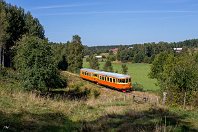 Dattelschachteln  In der Sommersaison kann man zwischen Hultsfred und Västervik im schwedischen Småland immer noch die 891mm-spurigen "Dattelschachteln" der Baureihe YP im Einsatz erleben, die hier von der Växjö-Hulstred-Västerviks Järnvägsaktiebolagdes (VHVJ touristisch eingesetzt werden. Bei Vena kommen hier die Triebwagen 900 und 888 in flotter Fahrt des Weges. Überhaupt werden auf den nicht mehr ganz jungen Gleisen beachtliche Geschwindigkeiten gefahren (22. August 2015). : a Aufnahmeort, a Schweden