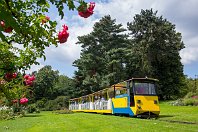 Westfalenpark  Ein Familienausflug führte uns in den Dortmunder Westfalenpark, in dem seit 1959 eine Parkbahn auf 600-mm-Gleisen ihre Runden dreht. Seit 1991 werden fünf Akkuloks der Firma Intamin eingesetzt, die jeweils mit drei Wagen gekuppelt werden und allesamt in unterschiedlichen Farben lackiert sind. Nummern gibt es nicht, deshalb nennen wir diese Fuhre einfach mal den "gelben Zug" (6. August 2017). : a - Aufnahmeort, a Deutschland, ao Dortmund, ao Dortmund Westfalenpark