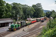 Brohler - dann wird´s Dir wohler!  Die Brohltalbahn ist mittlerweile nicht nur auf Schmalspur-, sondern auch auf Normalspurgleisen gut aufgestellt. Auch im Ausflugsverkehr hat die Bahn viel zu tun. Am 22. August 2017 steht die 1965 gebaute D 1 der Bahn mit einem langen Zug am Brohler Bahnsteig für die nächste Fahrt Richtung Niederzissen und Engeln bereit. Der grüne Personenwagen ist einer der ehemaligen DB-Wagen, die für Mosbau-Mudau gebaut wurden und ab 1971 auf Wangerooge im Einsatz standen. : B, BEG / IBS / BSBG - Brohltalbahn, O&K, a - Aufnahmeort, a Deutschland, ao Brohl (Rhein), e - Eisenbahn, eb - Eigentümer- / Betreiberbezeichnung, eb BEG D 1, ef - Hersteller, ef 26528 O&K (1965)