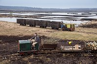 Himmelmoor  Der Torfabbau im Himmelmoor bei Quickborn hat keine Zukunft mehr. In den kommenden Monaten wird hier der letzte Torf abgefahren und das weitläufige Gelände der Natur überlassen. Mehrere Vereine bemühen sich darum, einen Teil der industriegeschichtlich wertvollen Anlage zu erhalten und der Öffentlichkeit zugänglich zu machen. Dazu gehört auch die Torfbahn, die auf einem ausgedehnten Netz durch das Abbaugebiet fährt und - so gut es geht - hier weiter ihre Runden drehen soll.