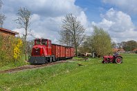 Immer im Kreis  Auf 600-mm-Spur umkreist die rührige Dampfkleinbahn Mühlenstroth seit über 40 Jahren das gleichnamige Ausflugslokal am Gütersloher Postdamm mit einem sehenswerten Fahrzeugpark. Bei einer Fotosonderfahrt konnten wir uns hier bei bestem Wetter auslassen und die wunderschöne O&K-Diesellok 26189 vor verschiedenen Zuggarnituren im Einsatz erleben (15. April 2018).