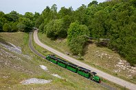 Per Akkuzug in die Kalkgrube  Die Mønsted-Kalkgruben bei Viborg in Dänemark sind die größten zusammenhängenden, von Menschen angelegten Kalkhöhlen der Welt. Ein Besucherzug fährt auf 600-mm-Gleisen mitten in das Grubensystem hinein. Die englische Lokschmiede Alan Keef Ltd baute 2011 unter den Fabriknummern 88 und 89 zwei Akkulokomotiven, die den Zug beidseitig bespannen und auf dem Streckenstück beachtliche Neigungen überwinden (21. Mai 2018).