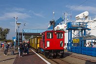 Besuch auf Borkum  Am 6. Oktober 2018 ergab sich mit einer Reisegruppe die wunderbare Gelegenheit, wieder einmal das Eiland in der Emsmündung zu betreten und auch die Werkstatt der 900mm-spurigen Kleinbahn zu besichtigen. Und auch das Wetter hatte ein wenig Einsehen mit uns und bescherte uns ein paar Sonnenstrahlen. Hier erreicht die 1970 gebaute Schöma-Lok »Emden« den Reedebahnhof der Insel. : BKuD - Borkumer Kleinbahn und Dampfschiffahrtgesellschaft, Schöma, eb BKuD Emden, ef - Hersteller, ef 3222 Schöma (1970)