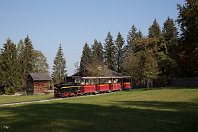 Schmalspurig durch das Salzburger Land  Im Salzburger Freilichtmuseum befindet sich eine 600mm-spurige Parkbahn, die die einzelnen historischen Dörfer des Museums verbindet. Die Strecke ist kein Rundkurs, vielmehr wenden die Züge an den Endpunkten jeweils in einer Kehrschleife. Im Gegensatz zu den vielen oft hunderte Jahre alten Originalhäusern fährt die Bahn mit recht modernen Schöma-Loks, die insgesamt acht Personenwaggons stammen von der Firma Mühlhäuser in Michelstadt (Hessen). Aufnahme am 18. Oktober 2018.