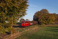 Selfkantherbst  Mit einer kleinen Fotogruppe besuchte ich am 3. November die Selfkantbahn. Wir hatten den 1940 gebauten T 13 gemietet, den vorletzten bei Wismar gebauten Triebwagen, und befuhren die Strecke zweimal. Herrliche Herbstmotive warteten auf uns - so auch dieses bei Birgden. Hinter dem Triebwagen sind einige historische Güterwagen der Bahn eingereiht. : IHS - IG Historischer Schienenverkehr e.V., a - Aufnahmeort, a Deutschland, eb IHS T 13, eb IHS Triebfahrzeuge, ef 21148 Wismar (1941)