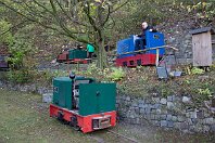 Gartenbahn  Nur wenige Feldbahner haben das Glück und die Ausdauer, im eigenen Garten eine eindrucksvolle Feldbahnsammlung zu pflegen und gleichzeitig eine sehenswerte Strecke anlegen zu können. Im Falle eine ostwestfälischen »Gartenbahners« sogar auf mehreren Ebenen, denn das Grundstück grenzt an einen Hang. Das war ein Tag, den man nicht mehr vergisst - Dank an alle Beteiligten! Die Aufnahme entstand am 26. Oktober 2019.