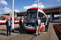 Präsentation der neuen NF-4-Straßenbahn (1)  7. September 2020: Heute findet die öffentliche Präsentation des ersten neuen NF-4-Wagen für die geladene Presse statt. Von links: Klaus-Peter Wandelenus, Marcus Wittig, Sören Link, Herbert Mettler.
