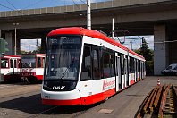 Präsentation der neuen NF-4-Straßenbahn (2)  Zur Päsentation zeigte sich das Wetter von seiner besten Seite. Die Bahn trägt die aktuellen DVG-Farben mit dem helleren Rotton.