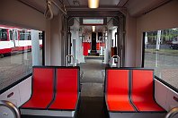 Präsentation der neuen NF-4-Straßenbahn (6)  Die Inneneinrichtung mit strapazierfähigen Kunstledersitzen. Die äußere Farbgestaltung setzt sich auch im Inneren fort.