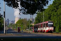 Ehinger Straße  In Wanheim-Angerhausen bietet sich vom Kreisverkehr an der Oberen Kaiserswerther Straße ein schöner Blick in die Ehinger Straße mit (auch heute noch) beeindruckender Industriekulisse mit den beiden Hochöfen A und B auf dem HKM-Gelände. Hier verlässt Tw 1024 die Haltestelle »Ehinger Straße« auf dem Weg Richtung Norden (26. April 2020).