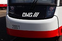 Präsentation der neuen NF-4-Straßenbahn (4)  Der neue Zug trägt die Nummer 2001. Die zuletzt beschaffte Bahn, die Variobahn von ADtranz, wurde seinerzeit als 2000 bezeichnet.