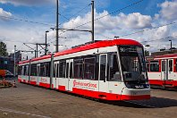 Präsentation der neuen NF-4-Straßenbahn (3)  Die andere Seite zeigt die Bahn mit dem Fahrereinstieg.