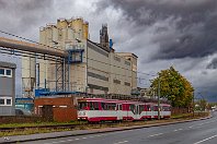 Tiger & Turtle  Es gehört immer ein wenig Glück dazu, den Fahrschulwagen 1000 im Einsatz auf dem Duisburger Straßenbahnnetz zu erleben. Der mehrfach umgebaute Zug wird heute leider nicht mehr im Fahrgastverkehr verwendet. Am 21. Oktober 2021 rauschte der Wagen auf dem Weg nach Duisburg-Hüttenheim am Befesa-Gelände vorbei. Hinten rechts ist noch die Haltestelle Tiger & Turtle zu sehen. : DVG - Duisburger Verkehrsgesellschaft, a Deutschland, eb DVG 1000
