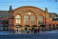 km 239,7  Bremer Hauptbahnhof, Verkehrsdrehscheibe des Nordwestens. Der heutige Bahnhof entstand 1889 als großer Gemeinschaftsbahnhof der verschiedenen Bahnstrecken, die hier auch aus Hannover, Bremerhaven und Oldenburg eintreffen. Ursprünglich hatte die Cöln-Mindener Eisenbahn einige Meter weiter östlich, wo sich heute die Bürgerweide befindet, den alten »Venlo-Hamburger Bahnhofs« gebaut, der aber von vornherein nur als Provisorium gedacht war. Links und rechts der Halle thronen Hermes, der Gott des Handels, und Minerva, Göttin der Weisheit und Industrie (19. Dezember 2004). : B, a - Aufnahmeort, a Deutschland, ao Bremen Hbf