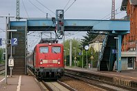 km 257,5  Der Bahnhof Sagehorn hat eine der für diesen Streckenabschnitt typischen Fußgängerüberführungen, über den die Reisenden den Bahnsteig Richtung Hamburg erreichen können. 141-bespannte Wendezüge erledigten hier seit der Elektrifizierung 1968 den Nahverkehr für fast vier Jahrzehnte. Ein »Knallfrosch« fährt hier aus Bremen kommend in Sagehorn ein (7. Mai 2005). : 1 D Ellok, 141 (DB E 41), DB / DRB / DR, Henschel / Bombardier, S, Str 2200 WAN - MS - OS - HB - HH, a Aufnahmeort, a Deutschland, ao Sagehorn Bf, e Eisenbahn, eb DB 141 349-1, eb Eigentümer- / Betreiberbezeichnung, ef 30745 Henschel (1964), ef Hersteller, es 2200 km 257-5, es Streckennummer