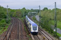 km 257,0  Kurz vor Sagehorn wird die Rollbahn (von rechts kommend) wieder mit der Bremer Güterumgehungsbahn (links) vereinigt. Die Metronom-Doppelstockwendezüge sind hier heute allgegenwärtig uns besorgen den gesamten Regionalverkehr zwischen Hamburg und Bremen. Als diese Aufnahme am 7. Mai 2005 entstand, musste man sich an diesen Gedanken erst noch gewöhnen. : S, Str 2200 WAN - MS - OS - HB - HH, Z Wendezug, Zugarten, a Aufnahmeort, a Deutschland, ao Sagehorn, e Eisenbahn, es 2200 km 257-0, es Streckennummer