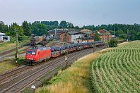 km 98,0  Zu einem der bekanntesten Fotomotive entlang der Rollbahn gehörte bis 2019 die Fußgängerbrücke bei Lengerich, die unterhalb des Bahnhofs die Bahn überspannte und einen ausgezeichneten Blick in das Gelände der Teutoburger Wald-Eisenbahn bot. Hier ist auch der Verein Eisenbahn-Tradition Lengerich zuhause. Die Brücke wurde mittlerweile abgerissen. Am 23. Juli 2006 hatte 145 045 einen kurzen »Rollmops-Zug« am Haken. : 145, Str 2200 WAN - MS - OS - HB - HH, a - Aufnahmeort, a Deutschland, ao Lengerich, eb DB 145 045-1, ef 33363 ADtranz Ksl, es 2200 km 98-0