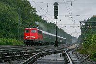 km 104,4  Bei Natrup-Hagen hat die Rollbahn erstmals niedersächsisches Gebiet erreicht. Der Bahnhof würde eigentlich kaum als herausragendes Motiv an dieser Magistrale taugen, wenn nicht der rechts im Bild noch angeschnittene Verladekran gerne von Eisenbahnfreunden in Fotos eingebaut wird. Spannender fand ich allerdings an diesem verregneten 3. September 2006, wie 110 321 mit einem Sonderzug den Regen von der Oberleitung zieht. : 1 D Ellok, 110 (DB E 10), DB / DRB / DR, KM - Krauss-Maffei / Siemens, Str 2200 WAN - MS - OS - HB - HH, a Aufnahmeort, a Deutschland, ao Natrup-Hagen, e Eisenbahn, eb DB 110 321, eb Eigentümer- / Betreiberbezeichnung, ef 19026 Krauss-Maffei (1963), ef Hersteller, es 2200 km 104-4, es Streckennummer
