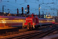 km 67,4  Nach rund 67 Kilometern ist Münster Hauptbahnhof erreicht, Oberzentrum für das namensgebende Münsterland. Als die CME die Strecke bis hierhin 1870 eröffnete, lagen in Münster bereits die Gleise anderer Gesellschaften nach Hamm und nach Rheine. Heute wird der Bahnhof von 60.000 Menschen täglich benutzt. In der Dämmerung des 17. November 2009 wartet hier 363 444 auf ihren nächsten Rangiereinsatz. : 2-3 D V- und Kleinloks, 363 (DB V 60), 80 - Deutschland, 98, 98 80 3363, DB / DRB / DR, M, MaK, a Aufnahmeort, a Deutschland, ao Münster Hbf, e Eisenbahn, eb DB 363 444-1, eb Eigentümer- / Betreiberbezeichnung, ef 600202 MaK (1959), ef Hersteller, en 98 80 3363 444, en NVR-Nummer