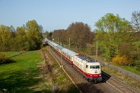 km 31,4  Über einige Jahre war der "IC 79"-Zug der Star der Rollbahn: Die Fernverkehrslok 103 235 in historischer TEE/IC-Lackierung zog regelmäßig die historische Wagengarnitur, die sich nicht nur bei Eisenbahnfreunden, sondern auch bei den gewöhnlichen Fahrgästen großer Beliebtheit erfreuten. Abteile mit abschließbaren Türen und Fenster, die sich wirklich noch öffnen lassen! Die Aufnahme entstand in Haltern-Sythen (10. April 2011). : 1 D Ellok, 103 (DB E 03), DB / DRB / DR, H, Haltern-Sythen, Str 2200 WAN - MS - OS - HB - HH, a Aufnahmeort, a Deutschland, e Eisenbahn, eb DB 103 235, eb Eigentümer- / Betreiberbezeichnung, es 2200 km 31-4, es Streckennummer