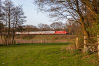 km 22,6  Bei Marl-Sinsen schickt sich die Rollbahn schon an, das Ruhrgebiet zu verlassen und das Münsterland zu erreichen. Dieser Zug ist allerdings in die Gegenrichtung unterwegs. Soeben hat die 101 ihren IC über den Wesel-Datteln-Kanal gebracht und die Lippeauen durchfahren. Hier am Abzweig Lippe zweigt die Strecke 2252 nach Gelsenkirchen-Buer Nord ab, während dieser Zug Richtung Recklinghausen unterwegs ist (10. April 2011). : 101, Str 2200 WAN - MS - OS - HB - HH, a - Aufnahmeort, a Deutschland, ao Marl, eb DB 101 xxx, es 2200 km 22-6